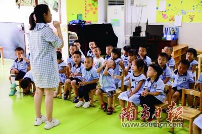 广东东莞万名师生“快闪” 献礼祖国迎开学