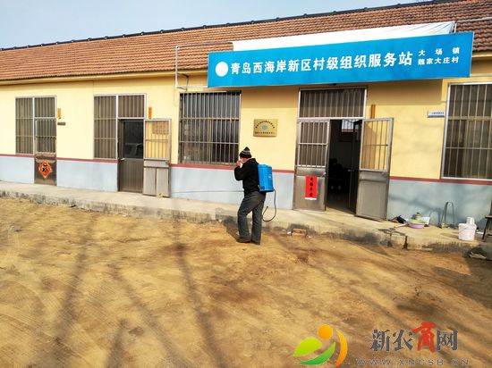 丁玉堂正在村里消毒.jpg