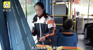 为减轻司机师傅工作 一个小举动她默默坚持了300天