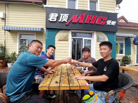 青岛西海岸新区金沙滩啤酒城火凤凰酒吧街君顶MHC餐吧激情畅饮（李涛）.jpg
