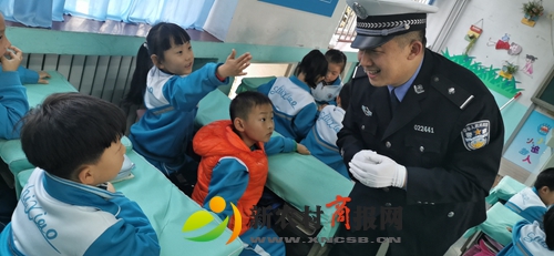 胶州市实验小学举行交通安全知识进课堂活动