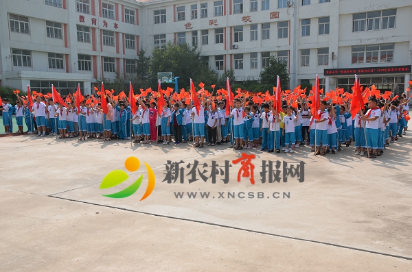 胶州市里岔小学举行“致敬新中国 争做好队员”开学典礼