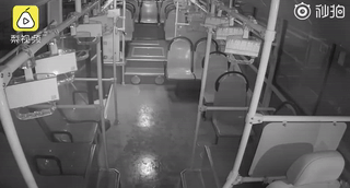 为减轻司机师傅工作 一个小举动她默默坚持了300天