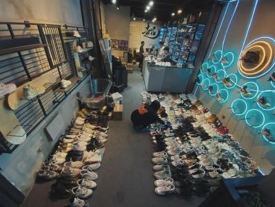 为天价球鞋“洗澡” 90后川妹子成创业“网红”(图)