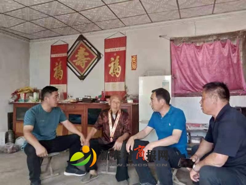 平度白沙河街道开展发放“庆祝中华人民共和国成立70周年”纪念章活动