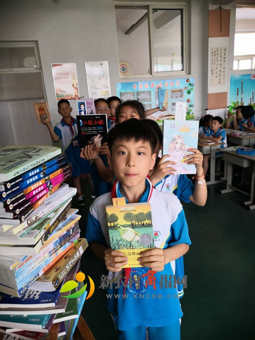 携手镇宁实小共做书香少年——胶州市实验小学举行图书捐赠活动
