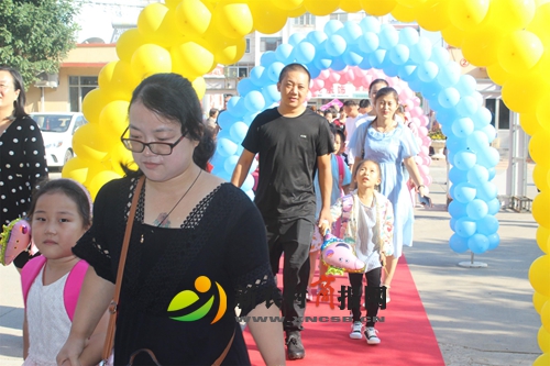 莱州路小学组织开展“放飞梦想 扬帆起航”一年级新生入学礼