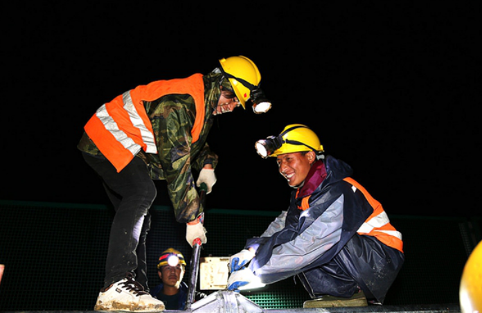 勇立潮头谱新篇 砥砺奋进筑华章