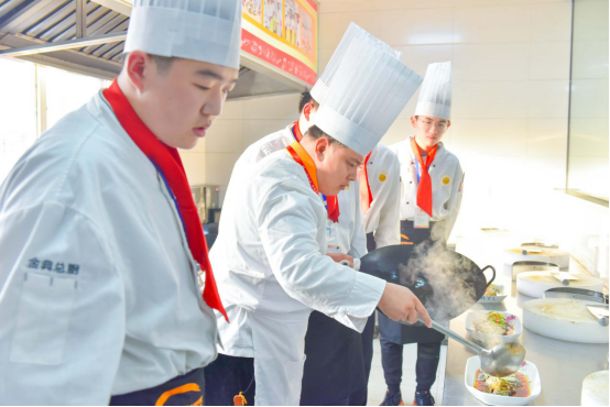 【2020年高中生择校】我今年20岁，过年后不想继续上学了，学厨师晚吗？