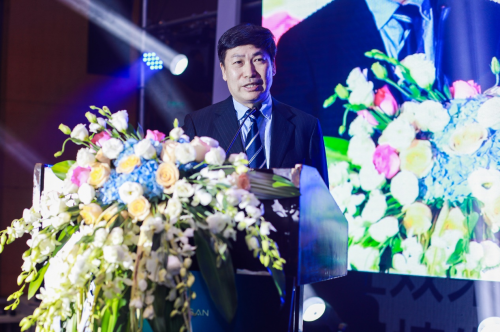 毛发医学专家齐聚新生植发第八届“关注效果平安植发”签约活动