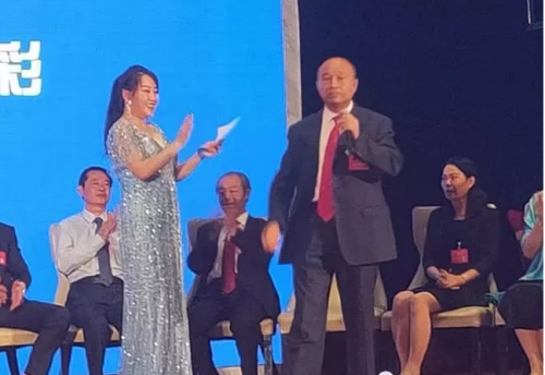 王俊强医生登上了“中医药健康服务走向世界优选项目对话30国外交官”颁奖台