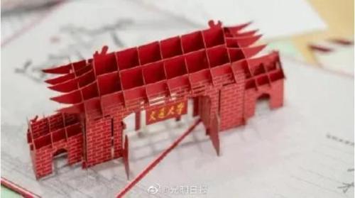 十余位老教授毛笔手写4500份录取通知书 网友：感动