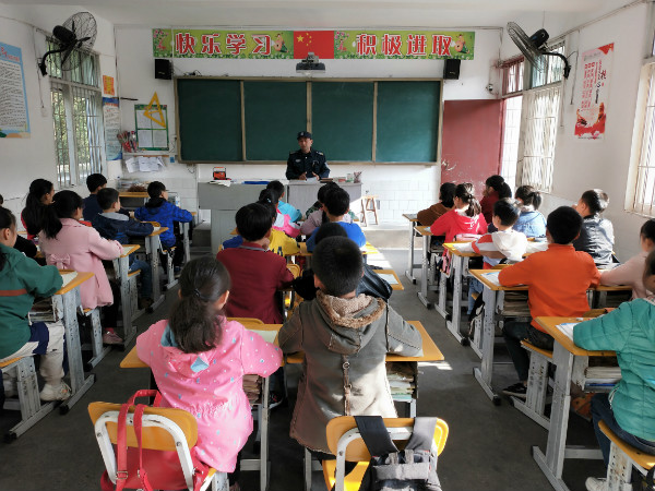 巴州区店子小学开展铁路交通安全宣传教育活动