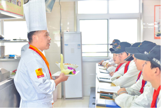 【2020年高中生择校】我今年20岁，过年后不想继续上学了，学厨师晚吗？