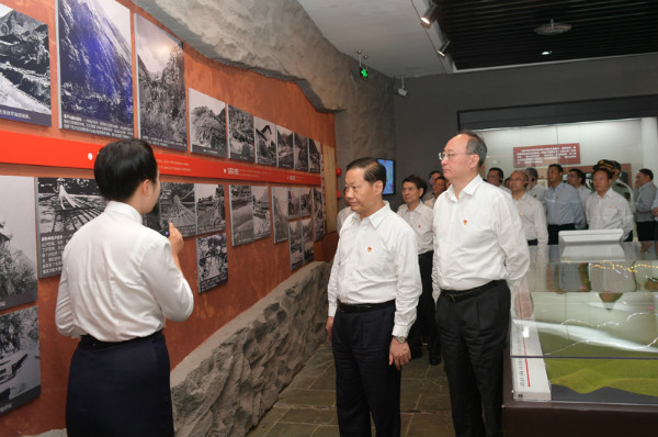 彭清华率省级领导干部前往泸定县开展革命传统教育