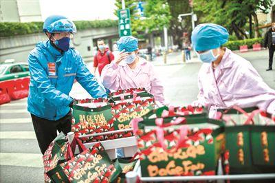 外卖小哥为医院送免费爱心餐：说不怕是不可能的