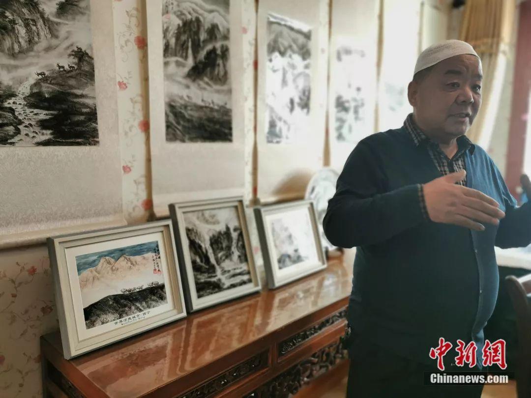 他作画用手不用笔 每一幅作品都有家乡的“泥土味”