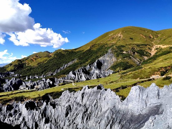 道孚县八美镇：变“土”和“石林”为“金山银山”