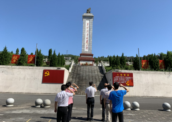 恩阳区石城初级中学党支部开展“红色传统教育”活动