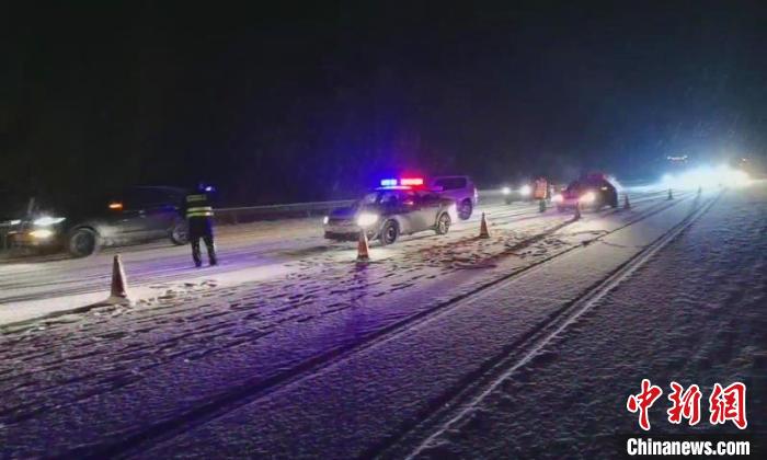 晋冀省界300多辆车因雪滞留 交警紧急带道护送