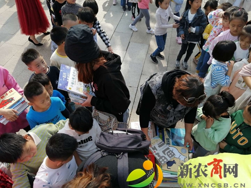 现场为孩子们分发书籍.jpg