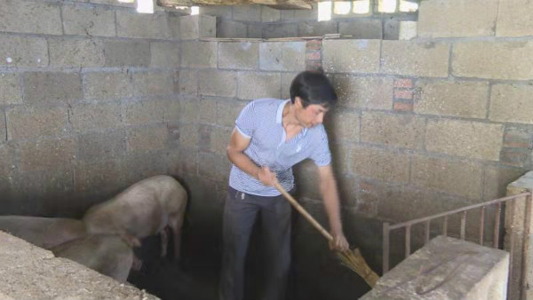 周洪：不能躺在政策的温床上睡大觉 脱贫要努力奋斗