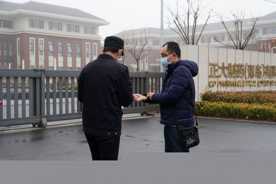 正大制药（青岛）有限公司在为进入厂区的人员测体温.jpg