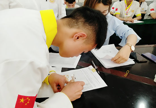 成都新东方：享国家助学补贴，他们领到“资助卡”了！