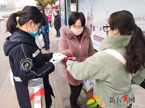 志愿者在车站开展文明实践志愿服务活动.jpg
