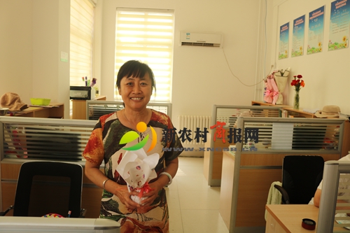 青岛百盛希望小学举行首届石榴采摘节暨教师节庆祝活动