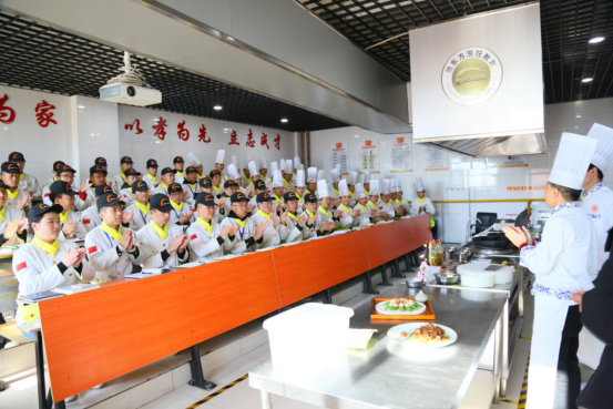 呼和浩特新东方：星级酒店主厨进校园，倾情传授舌尖上的美食艺术！