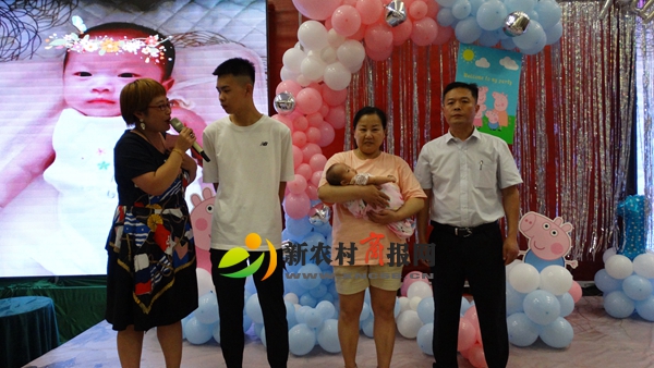 “初心百岁”唱红歌 胶州这家人的喜宴有点“潮”