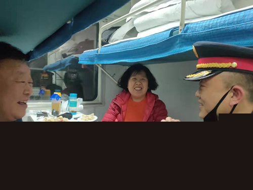 送祝福！春节浓情饺子飘香K70次列车