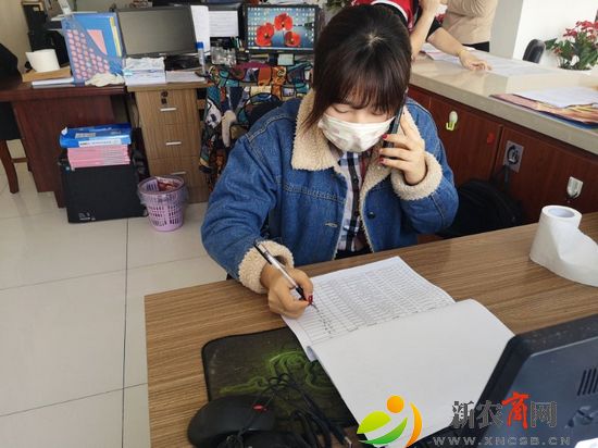 两河路社区工作人员在排查流动人员信息.jpg
