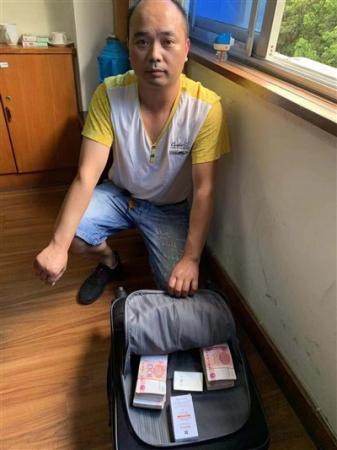 粗心乘客10万现金掉车上 幸亏遇上成都好心的哥