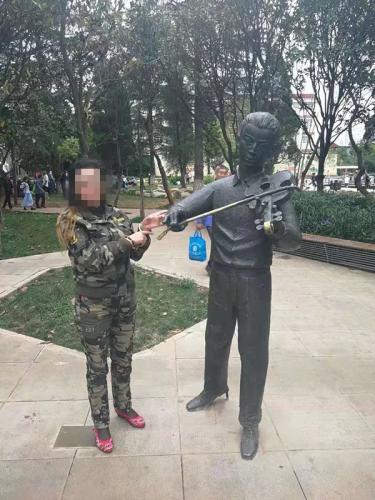 女子在公园聂耳铜像旁摆不雅动作拍视频 被行拘5日