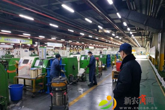 街道应急办工作人员（右一）到晓星钢帘线（青岛）有限公司现场指导企业疫情防控工作.jpg