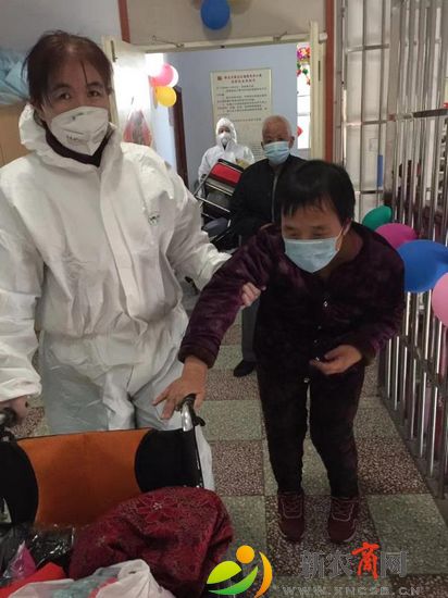 福爱老年公寓护理人员在护理老人.jpg