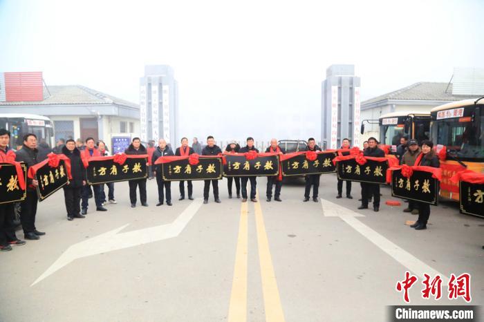江苏睢宁新民风新鲜事：送“教子有方”奖牌到好媳妇娘家