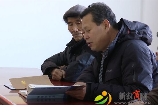 丁连国与村民议事.jpg