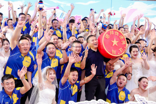 “递”媳证、泳装秀、豪华邮轮……这家快递公司的集体婚礼亮了！