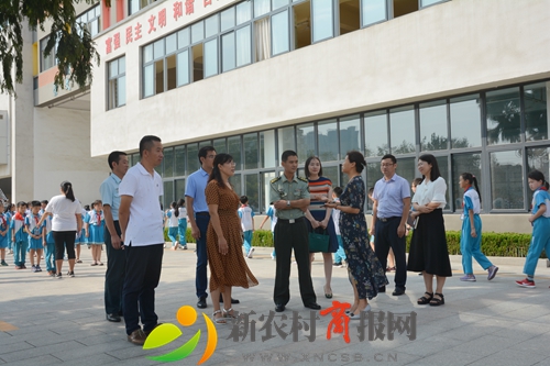胶州市领导到该市实验小学开展教师节慰问活动