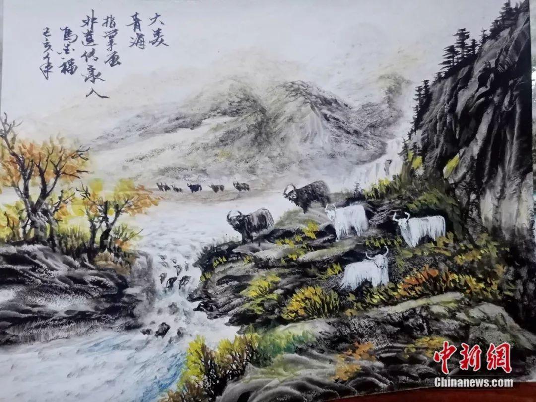 他作画用手不用笔 每一幅作品都有家乡的“泥土味”