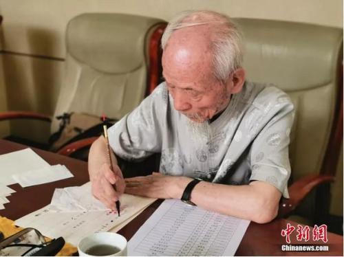 十余位老教授毛笔手写4500份录取通知书 网友：感动