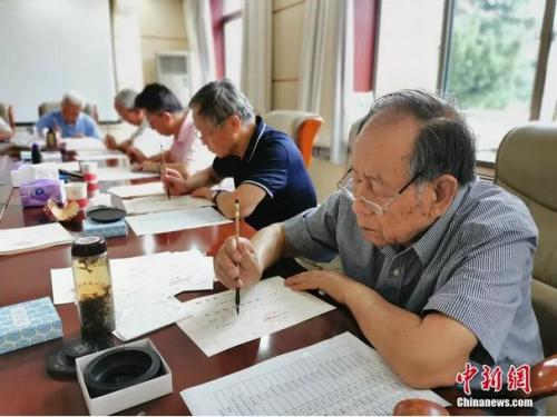 十余位老教授毛笔手写4500份录取通知书 网友：感动