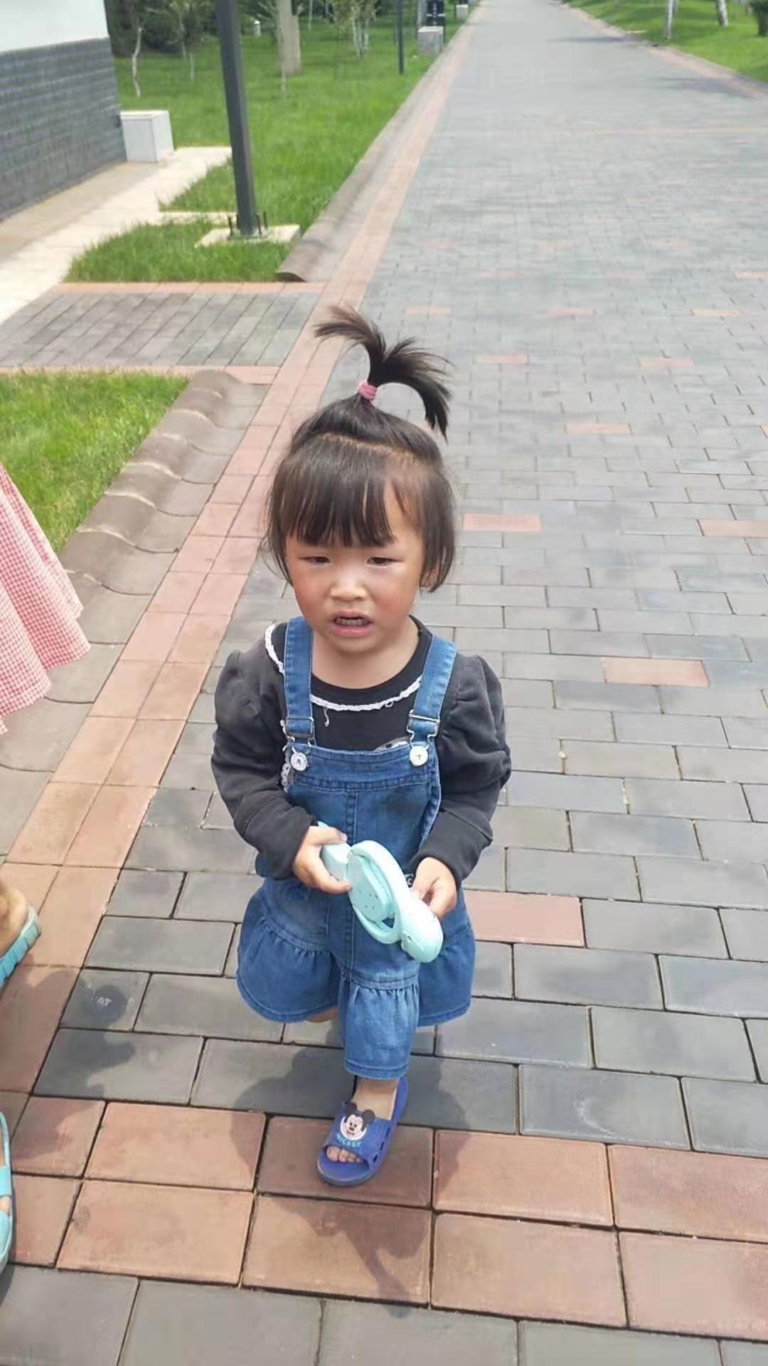 云南一盲人母亲给小女儿喂奶时大女儿走失 警方介入 