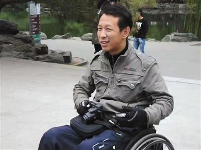 “无障碍出行推行者”意外坠亡 或因无障碍通道被堵