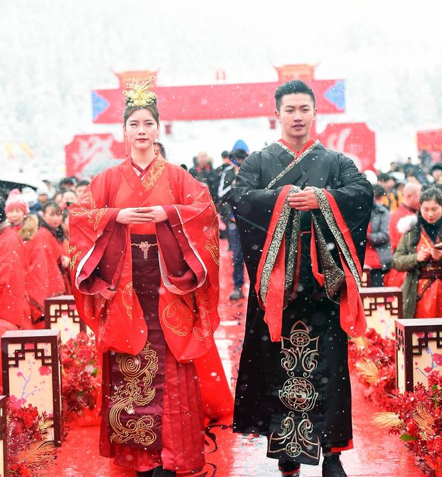 99对新人仙女山举办雪地汉式集体婚礼 ＂武隆七仙女＂上演汉服国风大赏