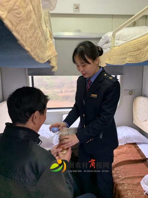 老人独自一人乘车  K1138次列车一路温暖相伴