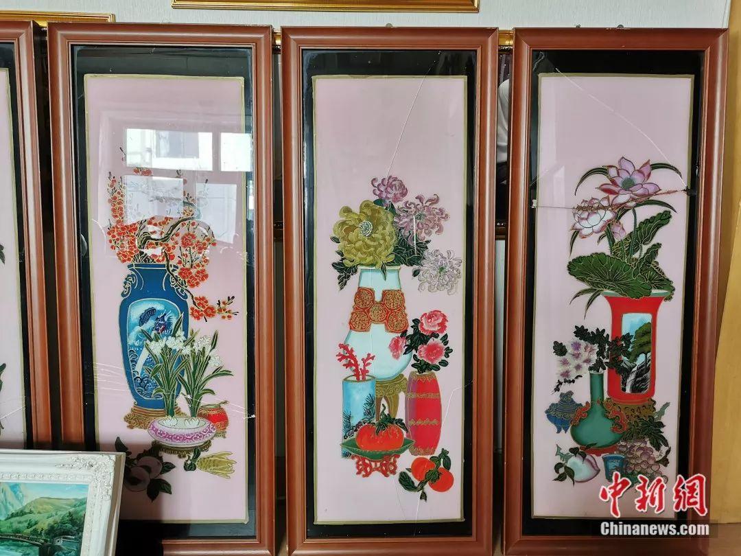 他作画用手不用笔 每一幅作品都有家乡的“泥土味”